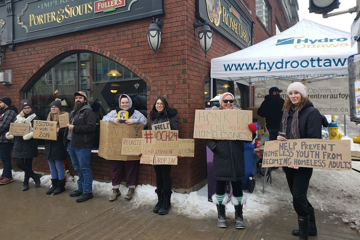Des employés d'Hydro Ottawa font du bénévolat à l'Opération Rentrer au foyer