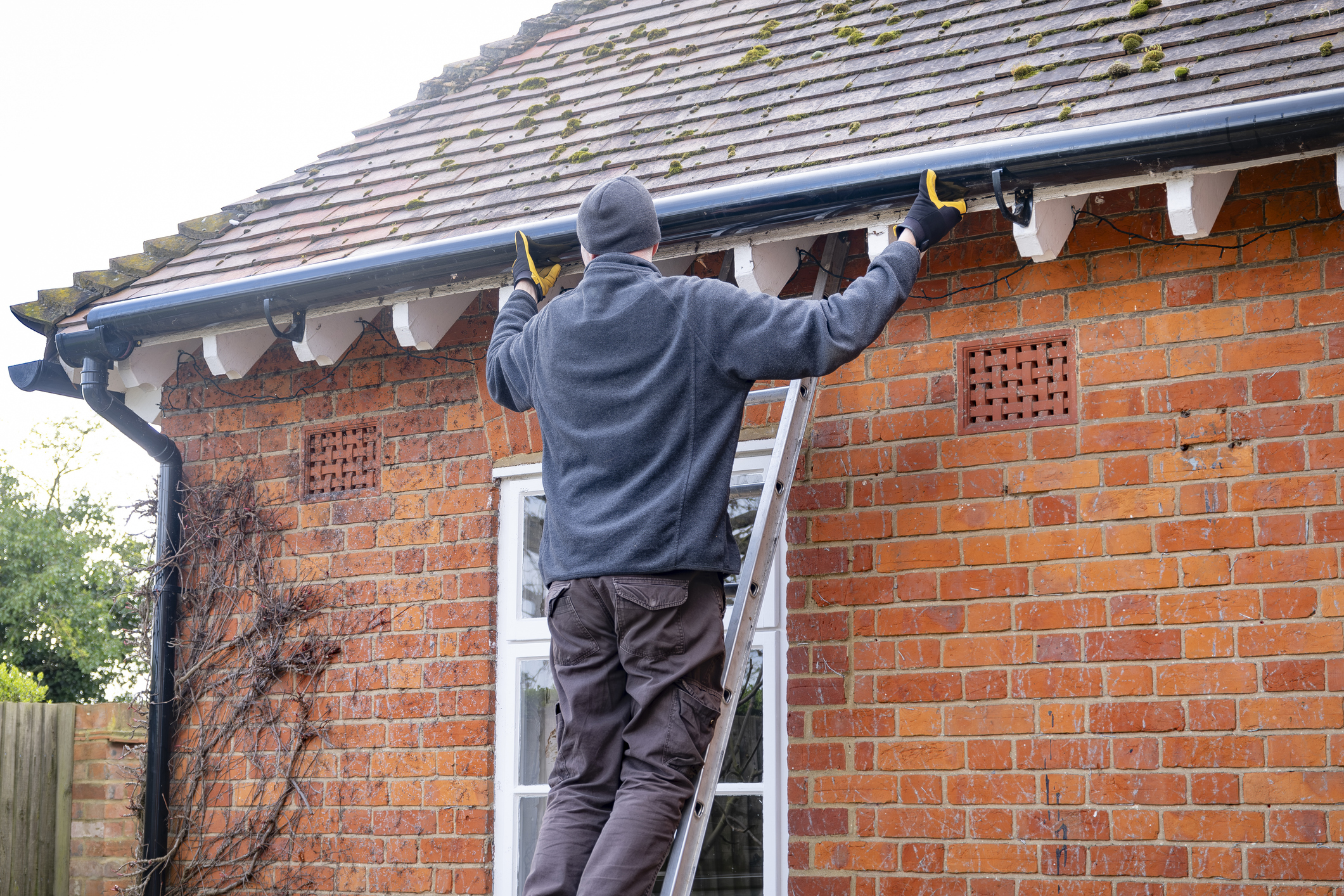 Cleaning gutters