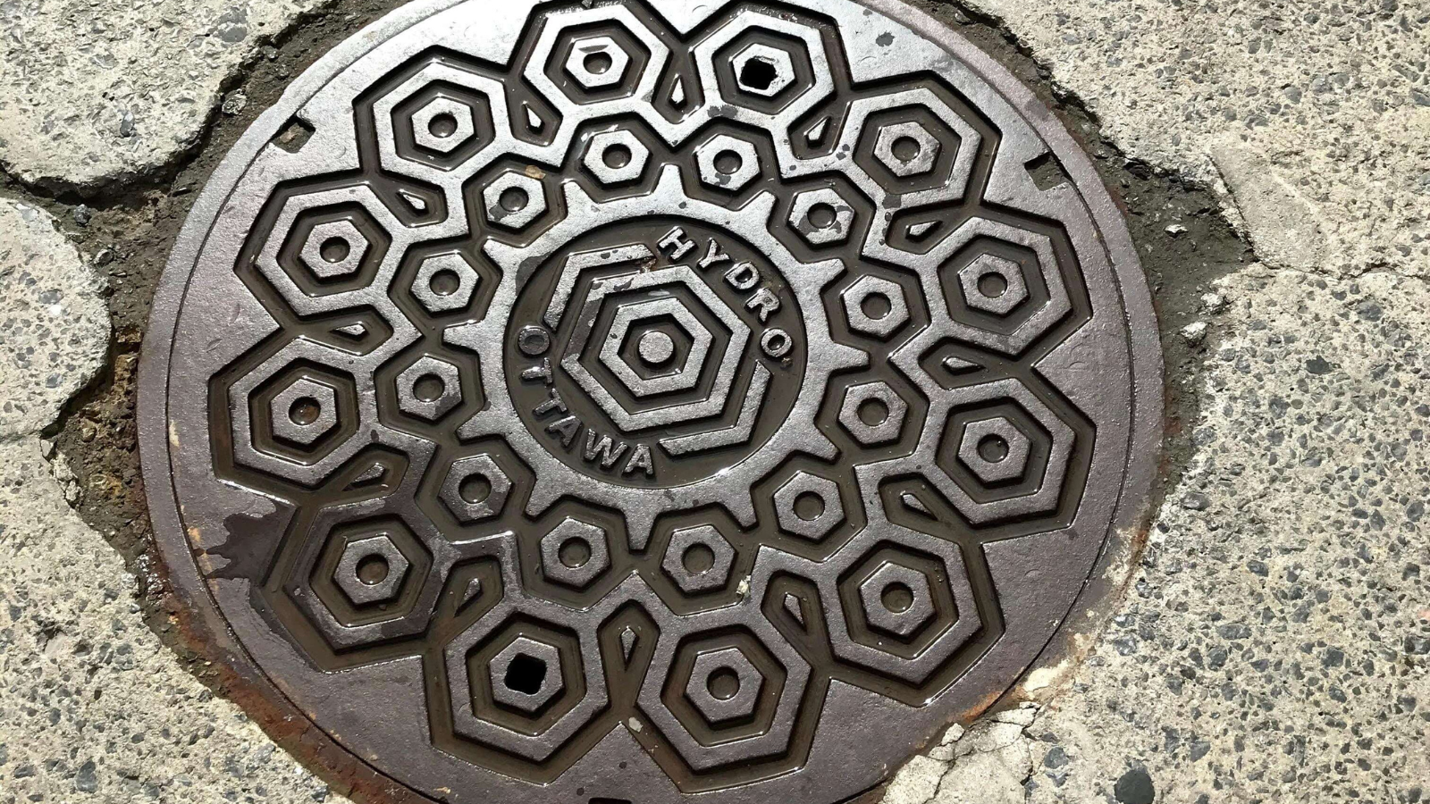 Maintenance hole cover