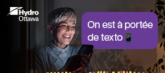 À gauche : photo d’une femme d’âge mûr, souriante, qui tient un téléphone en se tenant près d’une fenêtre reflétant des lumières. Dans le reflet, on peut lire : « On est à portée de texto. Signalez une panne et inscrivez-vous aux alertes – par texto! » À droite, on peut lire l’explication suivante : « La communication n’est pas à sens unique. Désormais, vous pouvez vous inscrire aux alertes ou signaler une panne en nous envoyant un message texte. C’est si simple par texto : mises à jour pratiques et messages interactifs. » Ensuite, les directives suivantes : « Textez 'INS' à PWROUT (797688) pour vous inscrire aux alertes » et « Textez 'PANNE' à PWROUT (797688) pour signaler une panne. Pour en savoir plus sur les alertes de pannes, visitez hydroottawa.com/alertes »