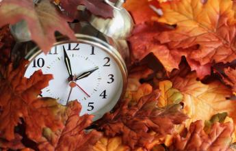clock-and-fall-leaves